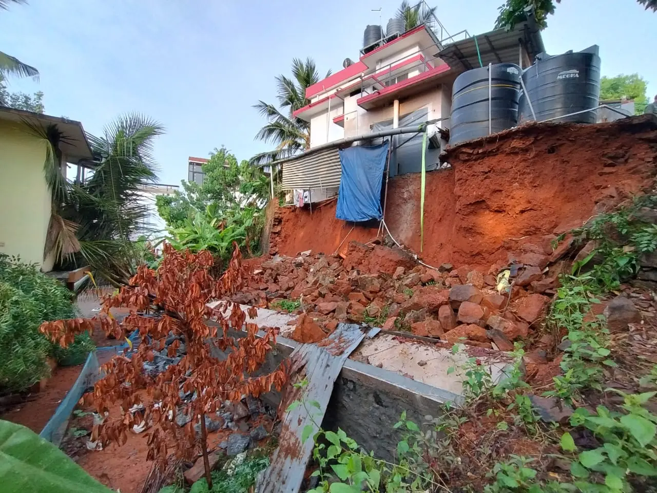 മഴയില് തകര്ന്ന വീടിന്റെ മതില്