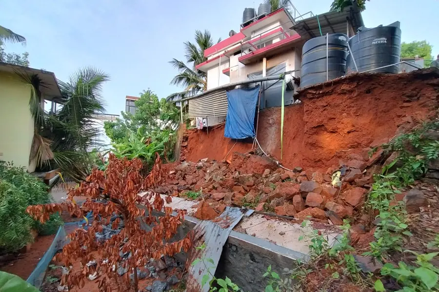 മഴയില് വീടിന്റെ ചുറ്റുമതില് തകര്ന്നുവീണു