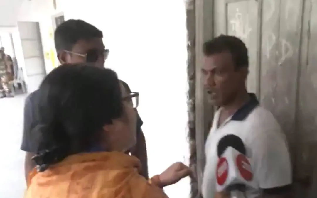 ലോക്കറ്റ് ചാറ്റര്ജിയും തൃണമൂല് ഏജന്റുമായി വാക്കേറ്റം | Photo: Screen grab/ X: ANI