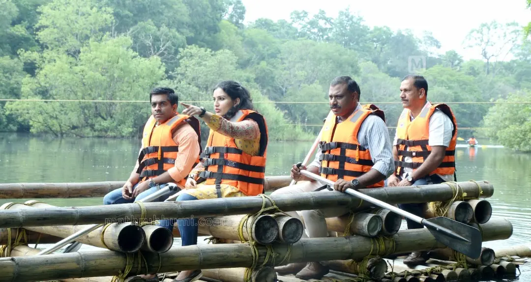 വയനാട് ജില്ലാ കളക്ടര് ഡോ.രേണുരാജ് കുറുവയില് റാഫ്റ്റിങ് ചെയ്യുന്നു
