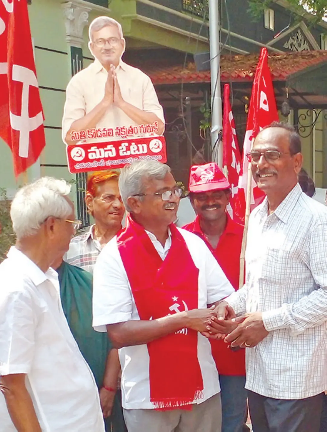 സി.പി.എം. സ്ഥാനാര്ഥി ബാബു റാവു, വിജയവാഡ സെന്ട്രല് മണ്ഡലത്തിലെ ലോട്ടസ് ലാന്ഡ് മാര്ക്കില് പ്രചാരണത്തിനിടെ വോട്ട് അഭ്യര്ഥിക്കുന്നു.