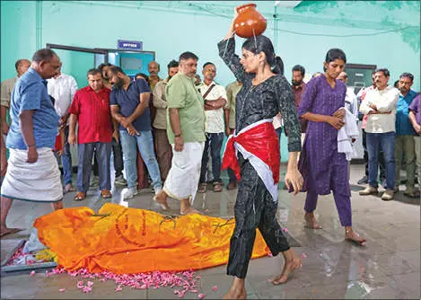 തിരുവനന്തപുരം തൈക്കാട് ശാന്തികവാടത്തിൽ സംവിധായകൻ ഹരികുമാറിന്റെ മൃതദേഹത്തിൽ മക്കളായ ഗീതാഞ്ജലിയും അമ്മുവും ചേർന്ന് അന്ത്യകർമങ്ങൾ ചെയ്യുന്നു