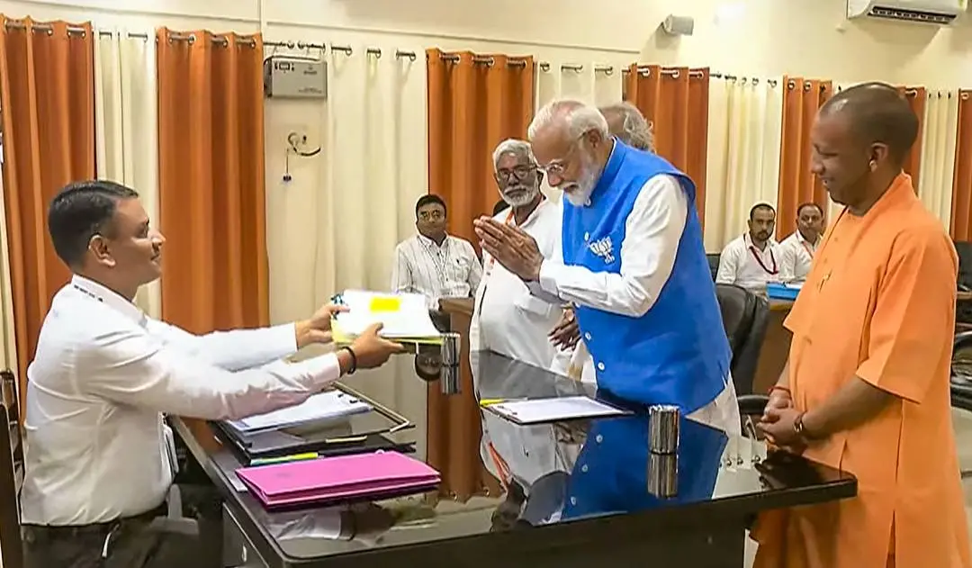 നരേന്ദ്ര മോദി പത്രിക സമര്പ്പിക്കുന്നു| PTI