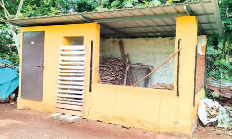 നന്ദകുമാർ കൃഷിയിടത്തിൽ പമ്പ്സെറ്റ് സ്ഥാപിക്കാൻ നിർമിച്ച മുറി