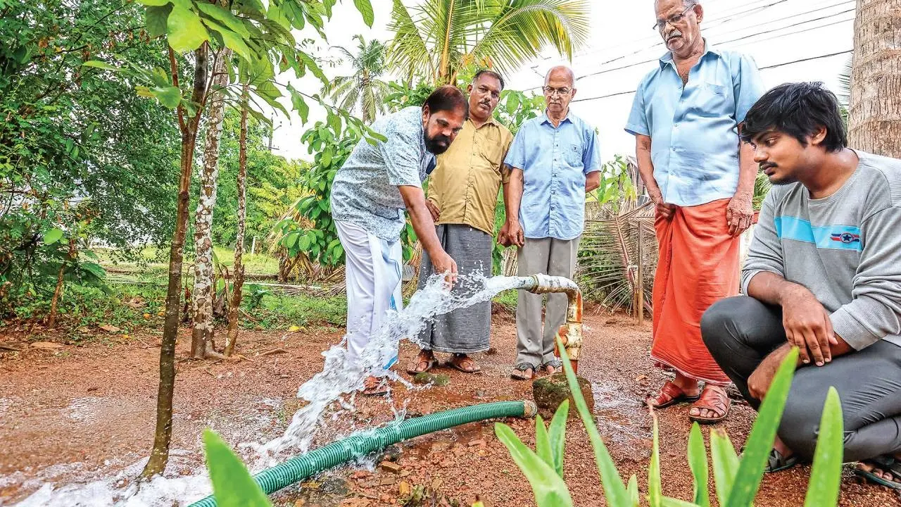 കടുങ്ങാട് സാമൂഹിക ജലസേചനപദ്ധതിയുടെ ജലസമൃദ്ധി വിശദീകരിക്കുന്ന പ്രസിഡന്റ് പോളി ഡേവിസ്, ജോബി കൊല്ലംപറമ്പിൽ, ജോബ് വടക്കേൽ, പൗലോസ് വടാശ്ശേരി, ജോയൽ പോൾ എന്നിവർ