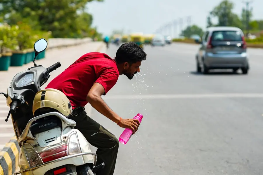 ചൂടേറുന്നു; 11 മുതല്‍ 3 വരെ വെയിൽ ഏൽക്കാതെ ശ്രദ്ധിക്കുക; മുന്നറിയിപ്പുമായി ദുരന്ത നിവാരണ വിഭാഗം