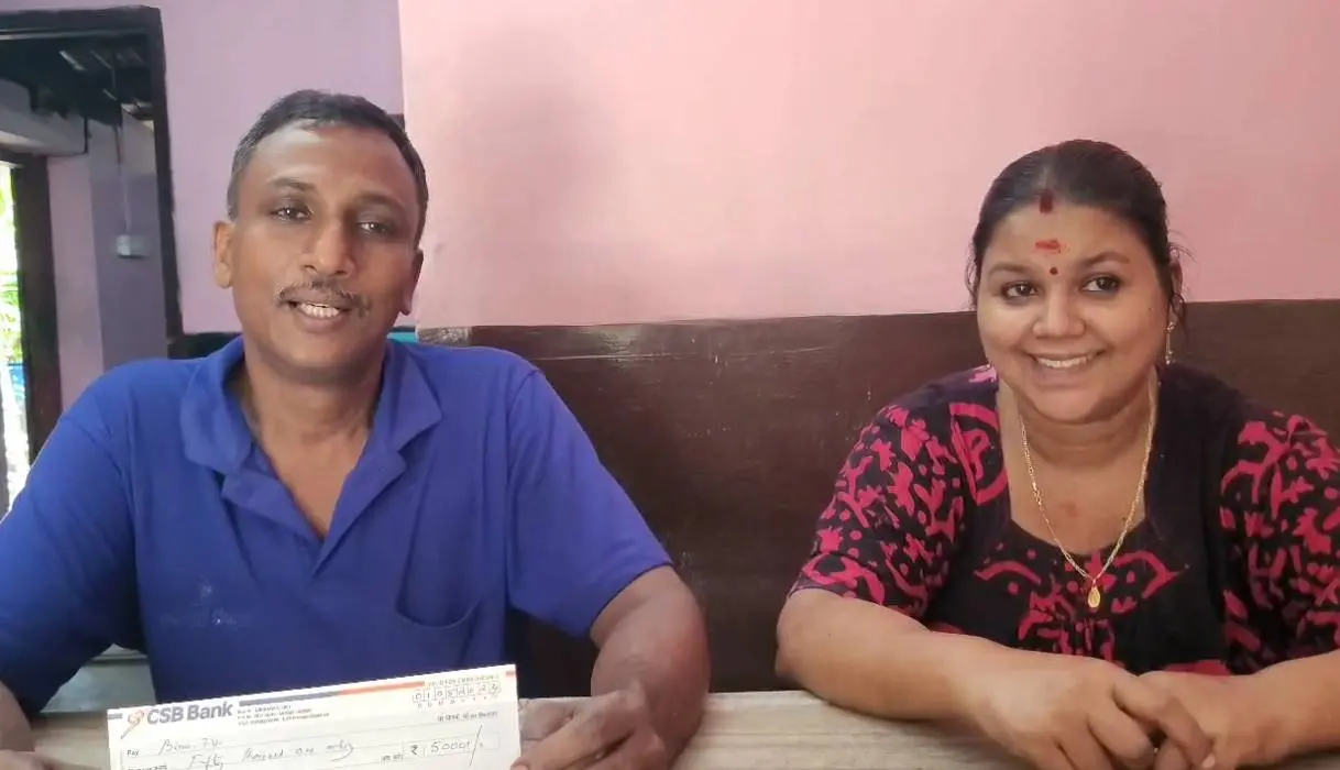 ബിനുവും സന്ധ്യയും ഡോ. വി.പി. ​ഗം​ഗാധരൻ നൽകിയ ചെക്കുമായി