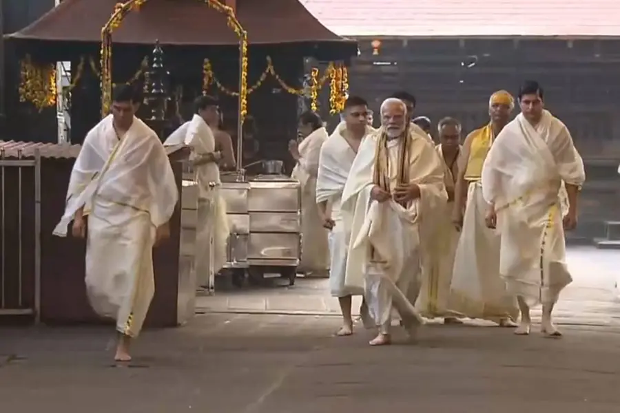 ഗുരുവായൂര് ക്ഷേത്രത്തില് ദര്ശനം നടത്തി പ്രധാനമന്ത്രി മോദി; വിശേഷാല് പൂജകളില് പങ്കെടുത്തു