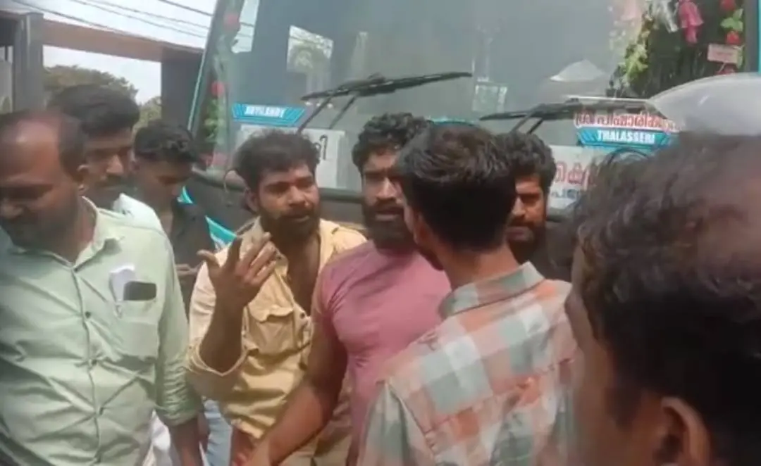 കൊയിലാണ്ടി താലൂക്ക് ആശുപത്രിക്ക് മുന്നില്‍ സ്വകാര്യ ബസ് ജീവനക്കാരും ലോറി ജീവനക്കാരും തമ്മില്‍ നടന്ന കയ്യാങ്കളി