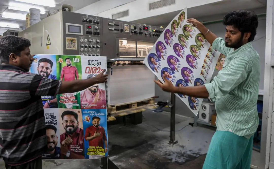 ശിവകാശിയിലെ സഫയര് പ്രസ്സില് കേരളത്തിലെ സ്ഥാനാര്ഥികളുടെ പോസ്റ്ററുകള് അടിച്ചെടുക്കുന്ന പ്രിന്റര് ഗോകുല്