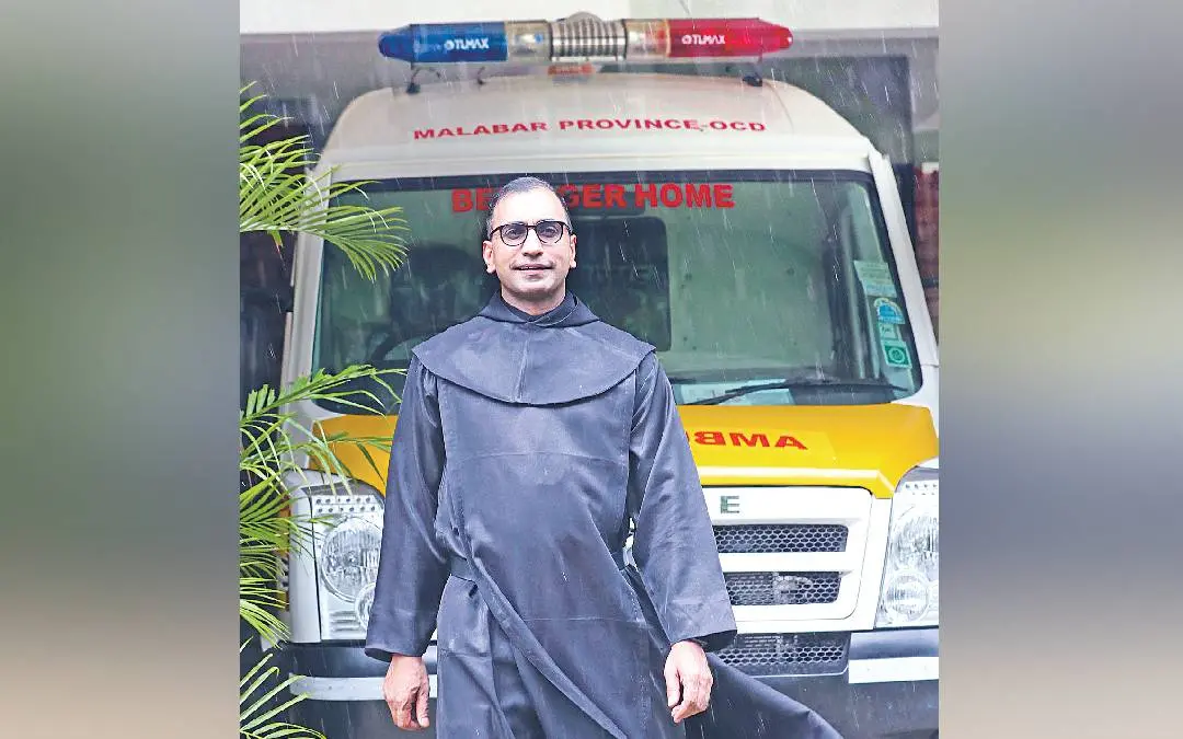 തിരുവനന്തപുരം 'ബെൻസിഗർ ഹോം' ഡയറക്ടർ ഫാ. ജോസഫ് ചക്കാലക്കുടിയിൽ സെന്ററിലെ ആംബുലൻസിന് മുന്നിൽ|ഫോട്ടോ: ബിജു വർഗീസ്