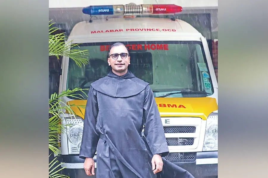 രോഗത്തിനും മരണത്തിനും ജാതിയോ മതമോ ഇല്ല; ജോസഫച്ചന് അൾത്താരയാണ് ഈ ആംബുലൻസ്