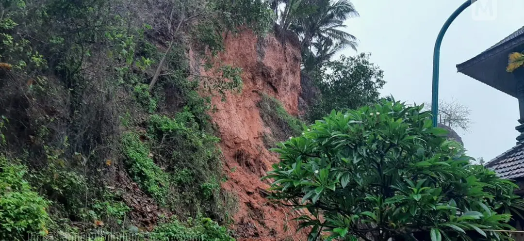 പാപനാശം ബലിമണ്ഡപത്തിൻ്റെ പിൻഭാഗത്തെ കുന്നിടിഞ്ഞ നിലയിൽ