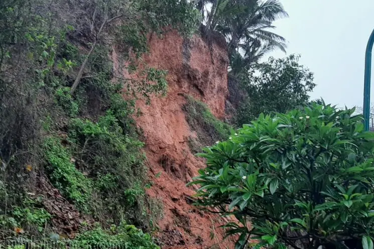 ശക്തമായ മഴ; പാപനാശം ബലിമണ്ഡപത്തിൻ്റെ പിൻഭാഗത്തെ കുന്നിടിഞ്ഞു