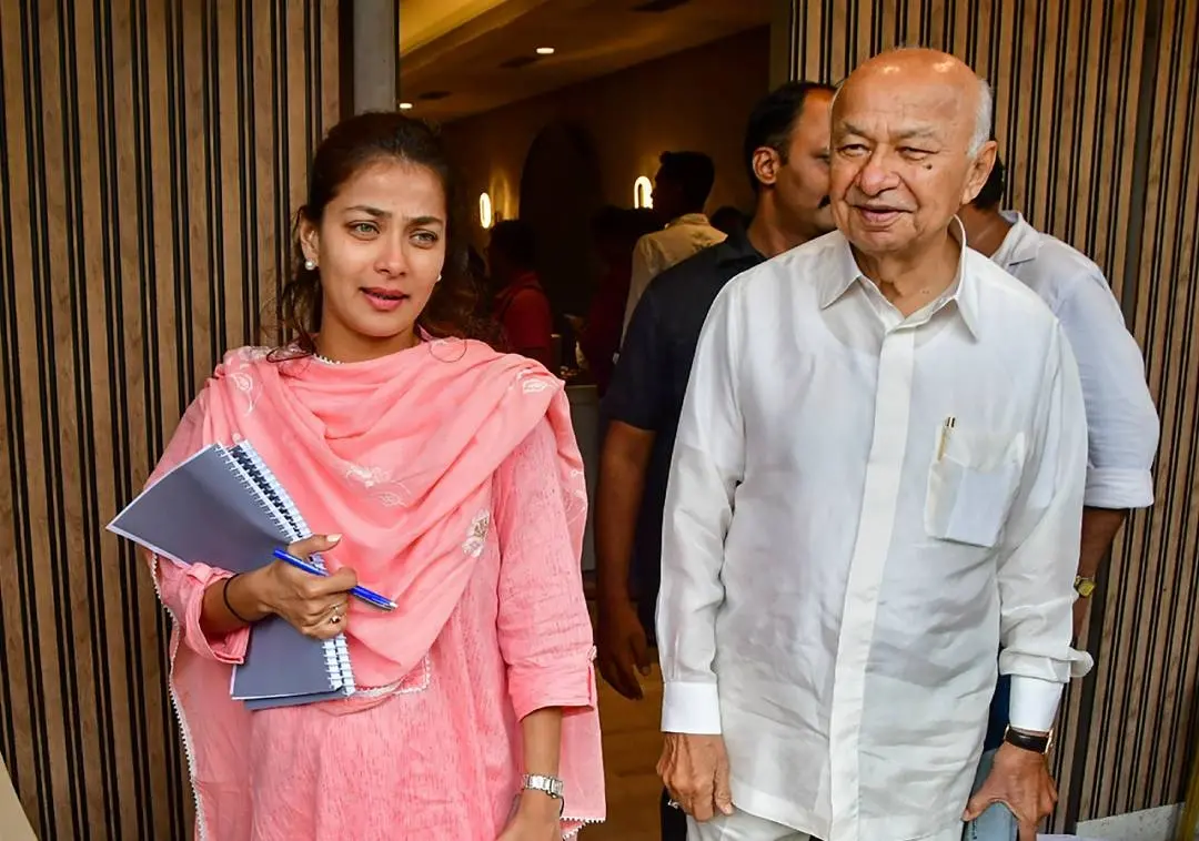 പ്രണിതി ഷിന്ദേ പിതാവ് സുശീല്കുമാര് ഷിന്ദേയ്ക്കൊപ്പം |ഫോട്ടോ:PTI