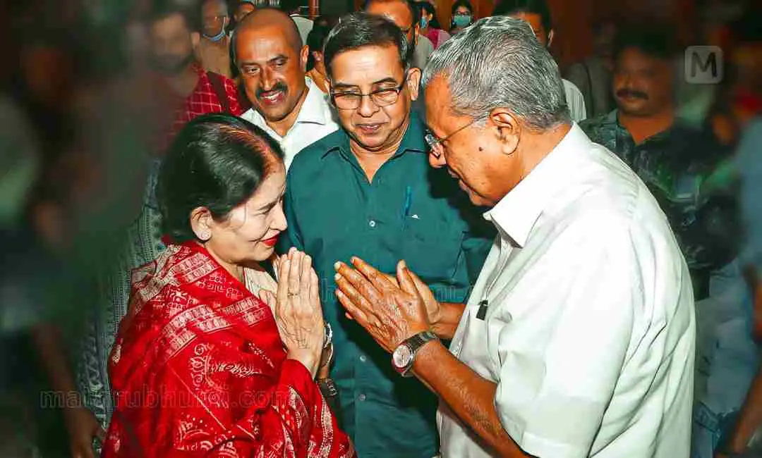 ഒ.എന്‍.വി പുരസ്‌കാരം സ്വീകരിക്കാനെത്തിയ പ്രതിഭാറായ്, മുഖ്യമന്ത്രി പിണറായി വിജയനൊപ്പം പ്രഭാവര്‍മ സമീപം