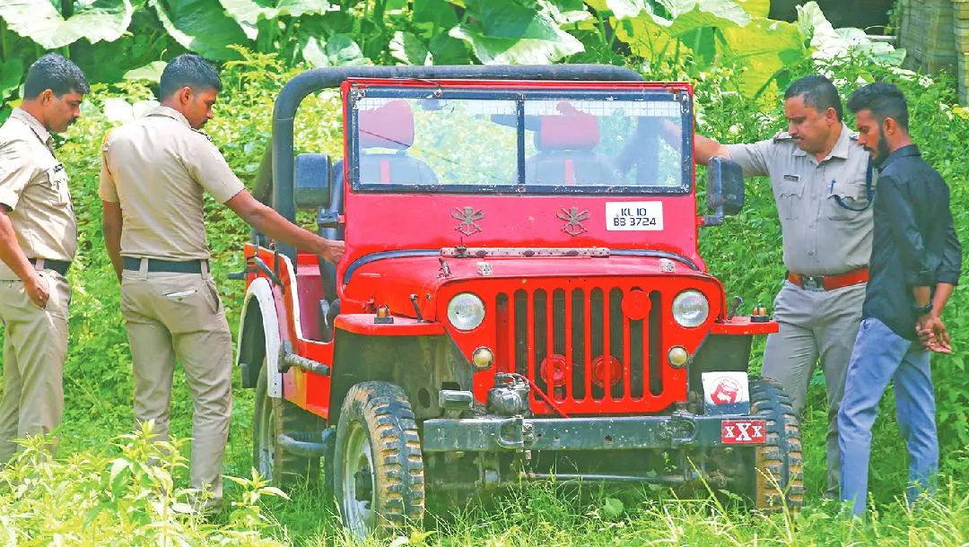 പനമരം പോലീസ് സ്റ്റേഷനിൽ എത്തിച്ച ജീപ്പ് ആകാശ് തില്ലങ്കേരിക്കൊപ്പം യാത്രചെയ്ത ഷൈജലിന്റെ സാന്നിധ്യത്തിൽ പോലീസ് പരിശോധിക്കുന്നു.