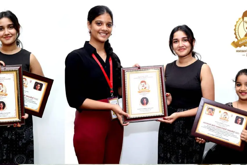 കലാഭവൻ മണി മെമ്മോറിയൽ പുരസ്കാരം അനിഘയ്ക്ക് സമ്മാനിച്ചു