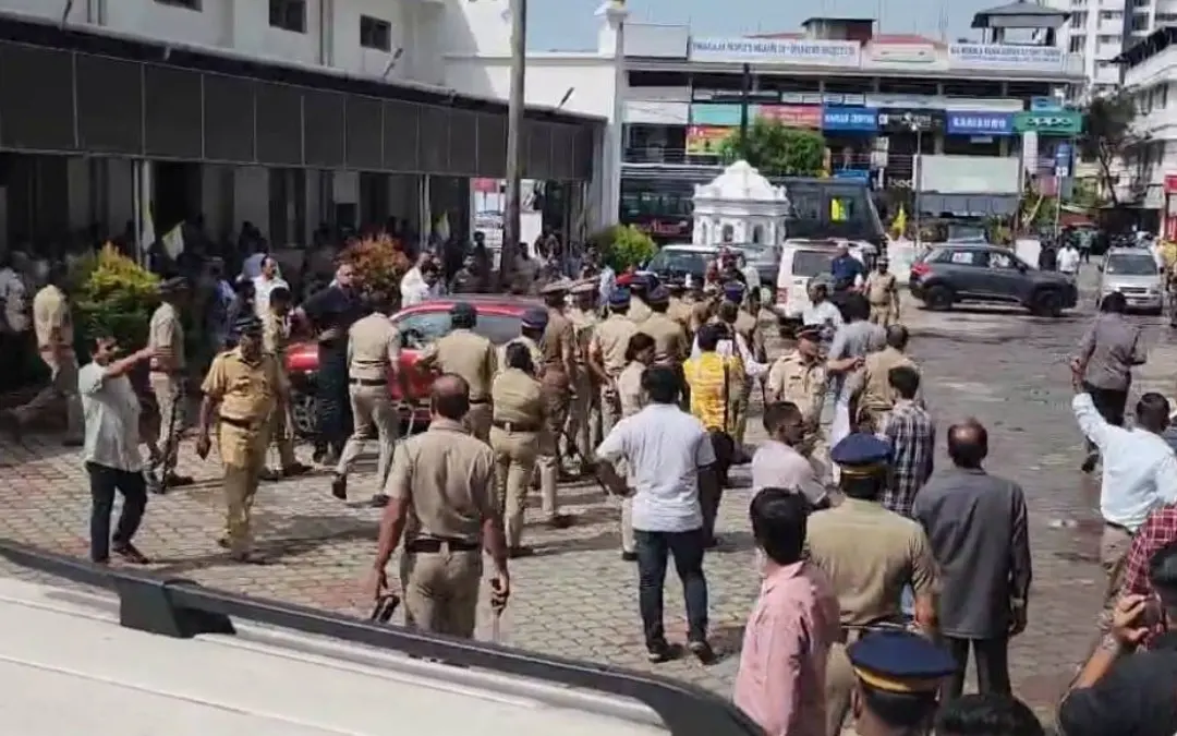 സംഘർഷസ്ഥലത്തെത്തിയ പോലീസ്