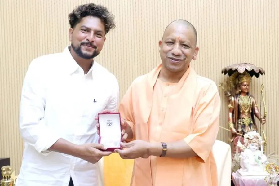 ലോകകപ്പ് ജേതാവ് കുല്ദീപ് യാദവ് യു.പി. മുഖ്യമന്ത്രി യോഗി ആദിത്യനാഥുമായി കൂടിക്കാഴ്ച നടത്തി