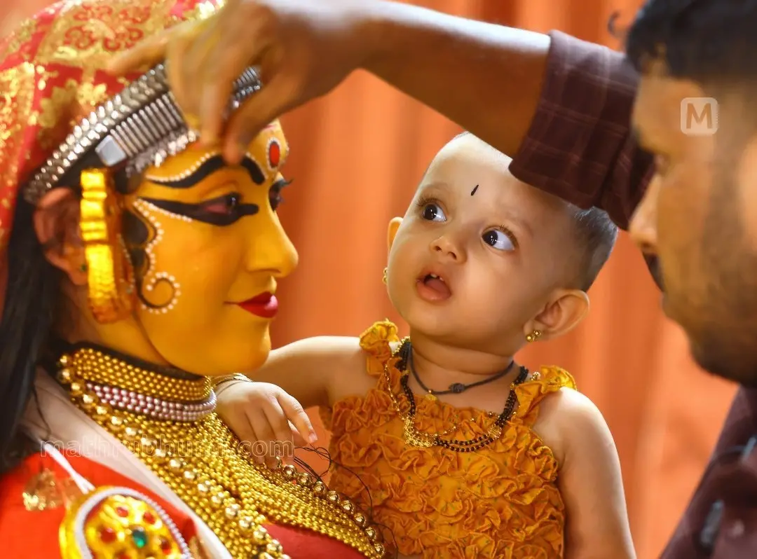 കഥ-മാതൃത്വം.... രവീന്ദ്രനാഥ ടാഗോറിന്റെ ഗീതാഞ്ജലിയെന്ന കാവ്യത്തിലെ അമ്പതാമത് ഗീതത്തിനെ ആസ്പദമാക്കി പാലക്കാട് ചിന്മയ തപോവനത്തിൽ നടന്ന മോക്ഷജ്ഞാനം കഥകളിയിൽ യാചകിയായി വേഷമിട്ട ഗാന മുരളിക്ക് മുഖത്തെഴുതുമ്പോൾ മകൾ മിഹിക നിധിൻ ആശ്ചര്യത്തോടെ നോക്കിയിരിക്കുന്നു. ഗീതാഞ്ജലിയിലെ ഗീതം ആദ്യമായിട്ടാണ് കഥകളിയായി അരങ്ങിലെത്തിയത്. ഡോ.പാർവതി വാര്യരുടെ ആട്ടക്കഥക്ക് കലാമണ്ഡലം വെങ്കിട്ടരാമനാണ് രംഗഭാക്ഷ്യം നൽകിയത് | ഫോട്ടോ: പി.പി. രതീഷ് / മാതൃഭൂമി