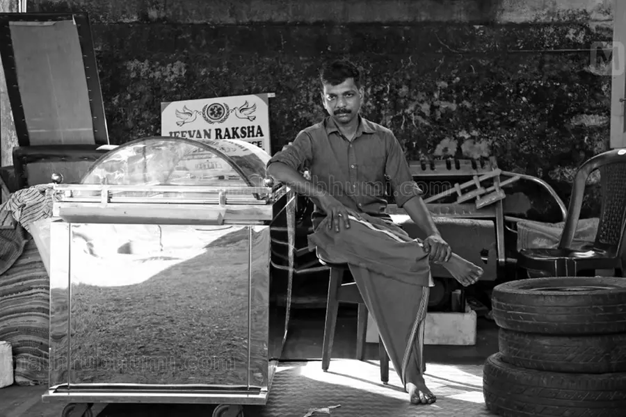 ആരുമില്ലാത്തവരെ മണ്ണിലുറക്കികിടത്തി ഉണര്ന്നിരിക്കുന്ന വിനു; 'ഈ മനുഷ്യനെ മരിച്ചവര്ക്ക് ആവശ്യമുണ്ട്'