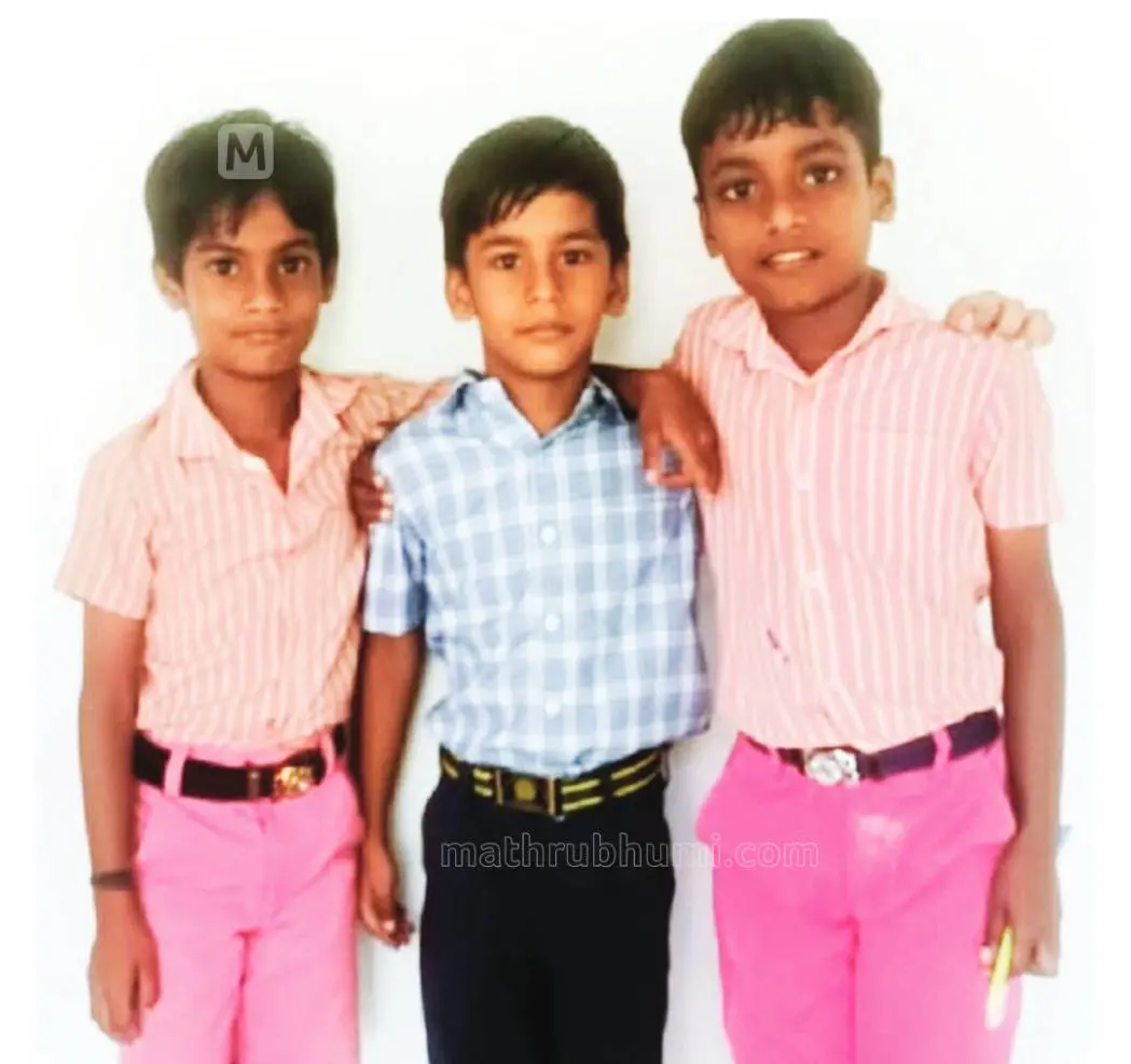 സായ്കൃഷ്ണക്കും ആദർശ് വിനോദിനുമൊപ്പം മുഹമ്മദ് റിയാൻ (നടുവിൽ)