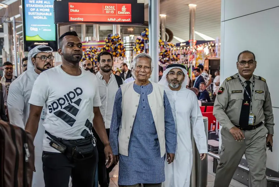 മുഹമ്മദ് യൂനുസ് ദുബായ് വിമാനത്താവളത്തിൽ | Photo:AFP