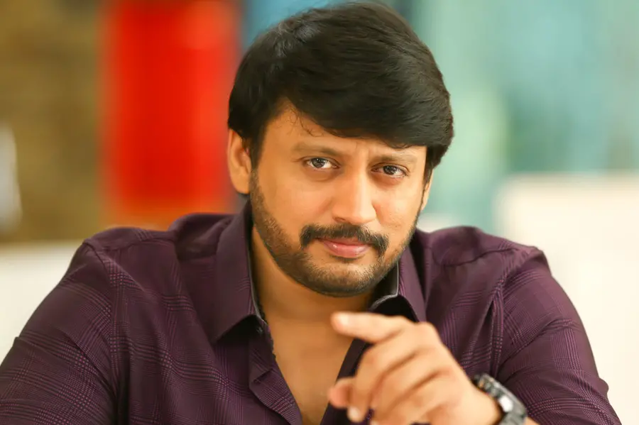 ബൈക്കോടിച്ചുകൊണ്ട് അഭിമുഖം, ഹെൽമറ്റും വെച്ചില്ല; നടൻ പ്രശാന്തിന് പിഴ, ഒടുവിൽ മാപ്പ്
