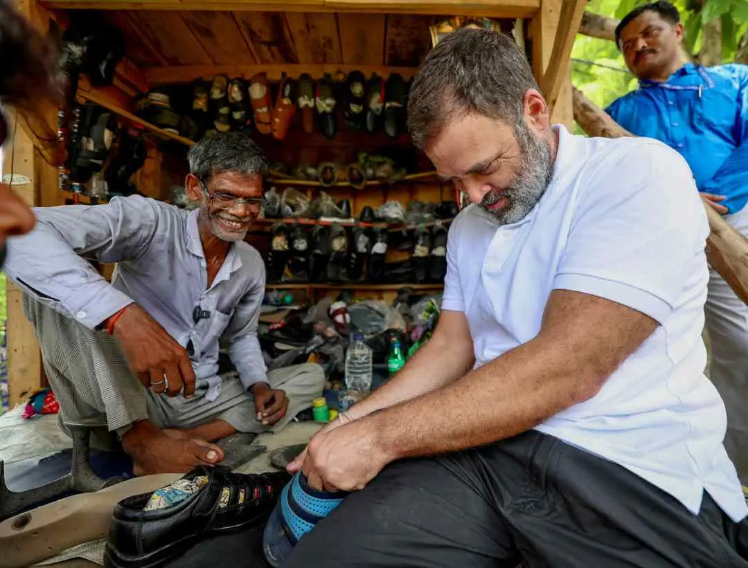 റാം ചേതിന്റെ കടയില്‍ രാഹുല്‍ ഗാന്ധി ചെരുപ്പ് തുന്നുന്നു | Photo: ANI