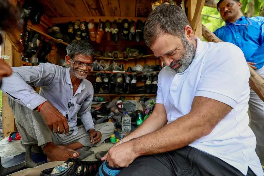 '10 ലക്ഷം പറഞ്ഞിട്ടും കൊടുത്തില്ല'; രാഹുൽ തുന്നിയ ചെരുപ്പ് ചില്ലുകൂട്ടിൽ സൂക്ഷിക്കുമെന്ന് റാം ചേത്