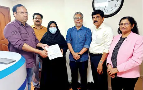 സൗദയ്ക്ക് പിൽസ് ഭാരവാഹികൾ യാത്രാരേഖ കൈമാറുന്നു