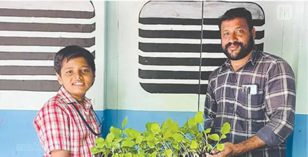 താഴത്തുകുളക്കട ഡി.വി.യു.പി.എസിലെ വിദ്യാർഥി ശ്രീറാം കൃഷ്ണ, അധ്യാപകൻ പി.രഞ്ജിത്തിന് പച്ചക്കറിത്തൈകൾ നൽകുന്നു