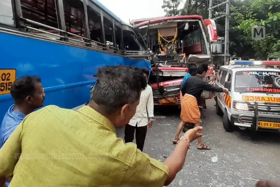 പാലക്കാട് ചിറ്റൂരില് സ്വകാര്യ ബസുകള് കൂട്ടിയിടിച്ച് മുപ്പതോളം പേര്ക്ക് പരിക്ക്