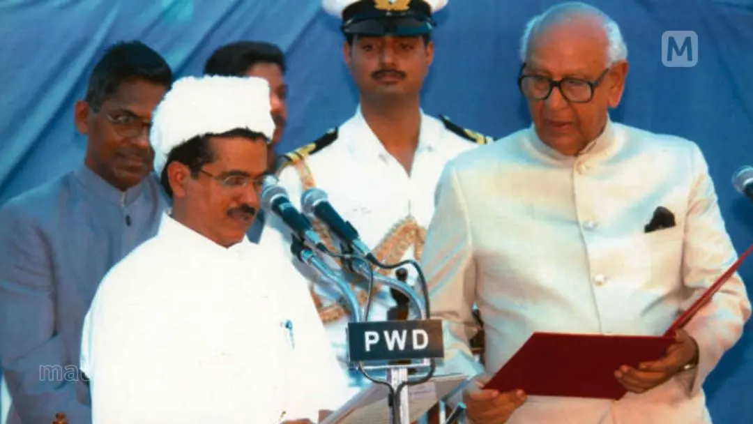 • 2004-ൽ ഉമ്മൻചാണ്ടി മന്ത്രിസഭയിൽ അംഗമായി കുട്ടി അഹമ്മദ് കുട്ടി ഗവർണർ ആർ.എൽ. ഭാട്യയ്ക്കുമുൻപാകെ സത്യപ്രതിജ്ഞ ചെയ്യുന്നു (ഫയൽ ചിത്രം)