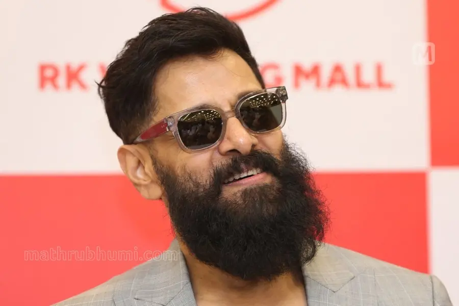 ഭാര്യ കടുത്ത മോഹന്ലാല് ഫാന്, ആദ്യം എന്റെ സിനിമയാണോ എമ്പുരാനാണോ കാണുന്നതെന്ന് അറിയില്ലെന്ന് വിക്രം
