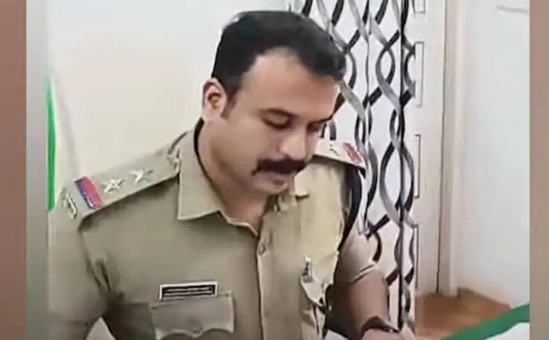 എസ്.ഐ. മനോജ് | Screengrab: Mathrubhumi News