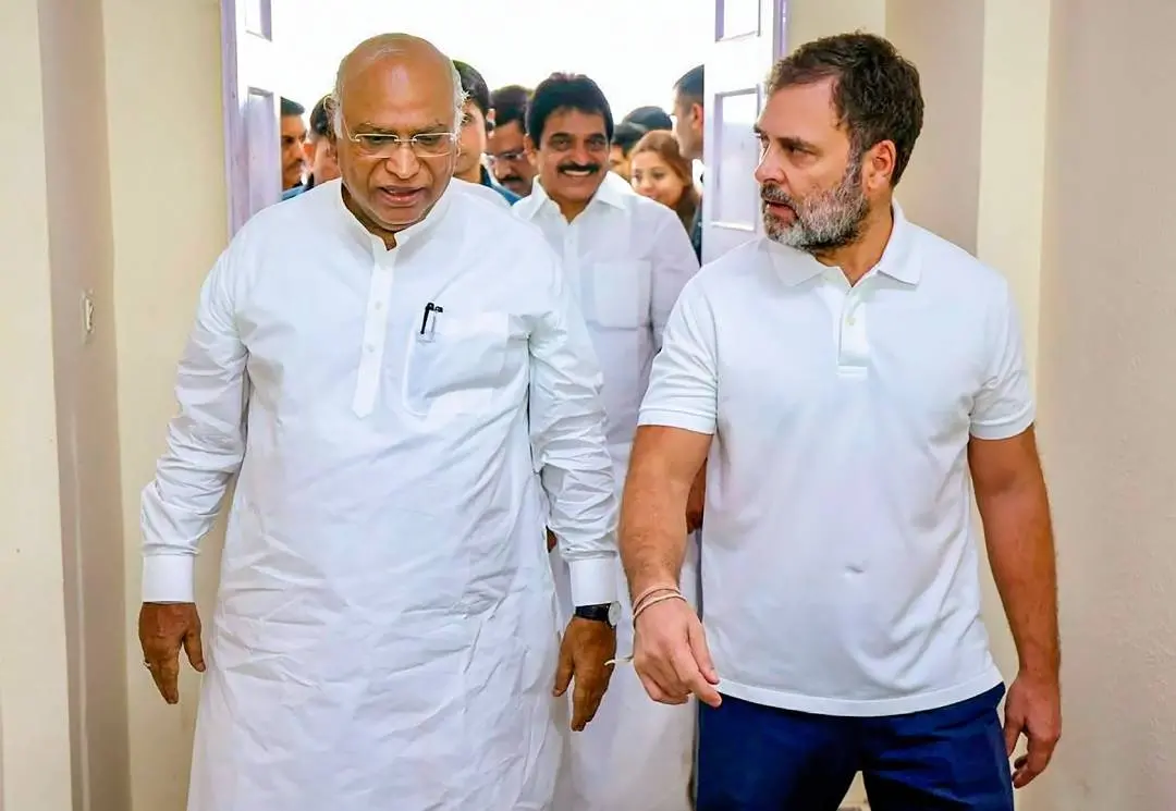 കോണ്‍ഗ്രസ് യോഗത്തിലേക്ക് എത്തുന്ന മല്ലികാര്‍ജുന്‍ ഖാര്‍ഗെയും രാഹുല്‍ ഗാന്ധിയും |ഫോട്ടോ:PTI