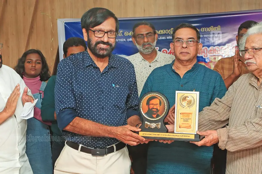 എസ്.കെ. പൊറ്റെക്കാട്ട് സ്മാരക പുരസ്കാരം കെ.പി. രാമനുണ്ണിക്ക് നല്കി