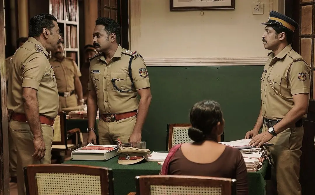തലവൻ എന്ന ചിത്രത്തിൽ ആസിഫ് അലിക്കും ബിജുമേനോനുമൊപ്പം രഞ്ജിത് ശേഖർ | ഫോട്ടോ: www.instagram.com/renjitshekar_/