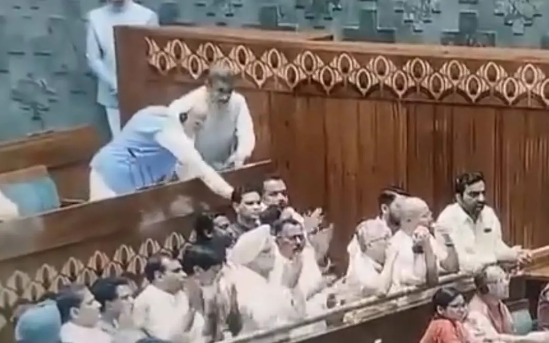 നരേന്ദ്ര മോദി പ്രസംഗത്തിനിടെ മാണിക്കം ടാഗോറിനെ പിന്നില്നിന്ന് വിളിക്കുന്നു | Photo: Screen grab/ X: Vikas Bhadauria