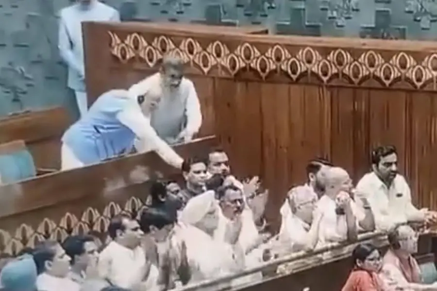 പ്രതിപക്ഷ പ്രതിഷേധത്തിനിടെ വെള്ളംനീട്ടി മോദി; വാങ്ങിക്കുടിച്ച് ഹൈബി, നിരസിച്ച് മാണിക്കം ടാഗോർ| Video