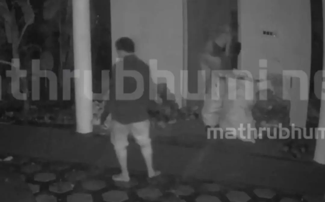 മോഷണത്തിന്റെ സിസിടിവി ദൃശ്യം | Screengrab: Mathrubhumi News