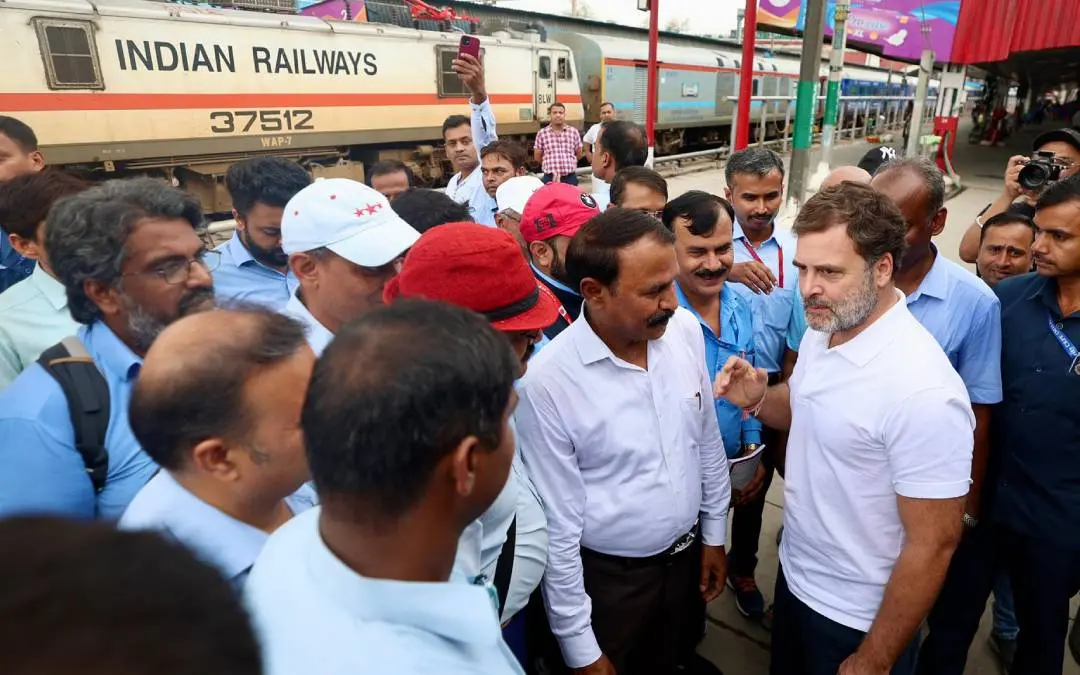 രാഹുല്ഗാന്ധി ന്യൂഡല്ഹി റെയില്വേ സ്റ്റേഷനില് ലോക്കോ പൈലറ്റുമാരെ കണ്ടപ്പോള് | Photo: Facebook/ Rahul Gandhi