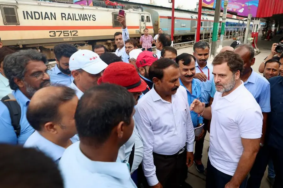'എട്ട് ക്യാമറാമാന്, ഒരു സംവിധായകന്'; രാഹുല് കണ്ടത് യഥാര്ഥ ലോക്കോ പൈലറ്റുമാരെയല്ലന്ന് ആരോപണം