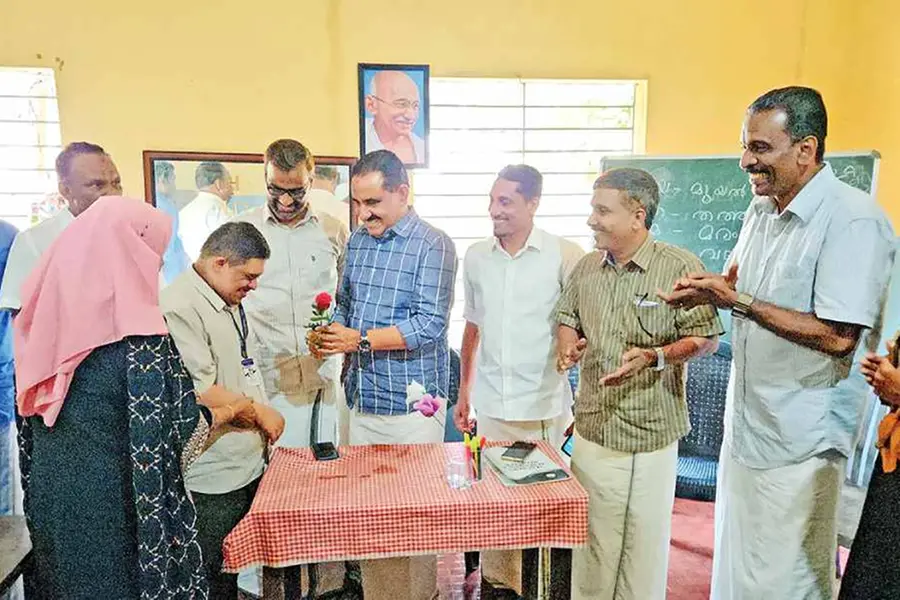 സർപ്രൈസ് സമ്മാനവുമായി പ്രവാസി വ്യവസായി എത്തി; 'പറക്കാനൊരുങ്ങി' വിദ്യാർഥികളും രക്ഷിതാക്കളും