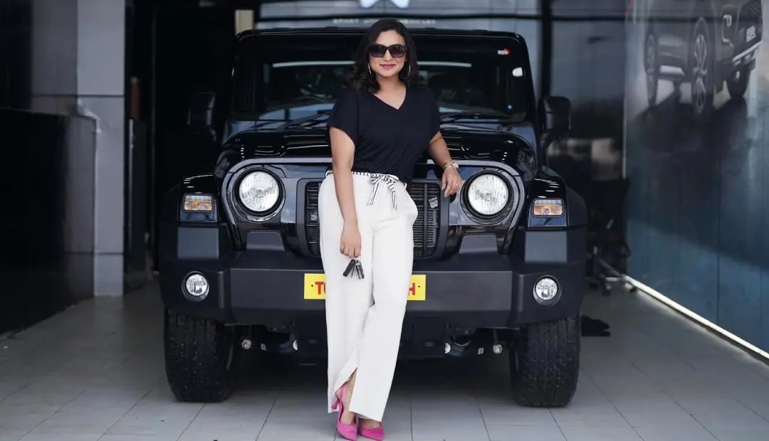 ലക്ഷ്മി നക്ഷത്ര തന്റെ പുതിയ ഥാറിനൊപ്പം | Photo:Facebook/Lakshmi Nakshathra
