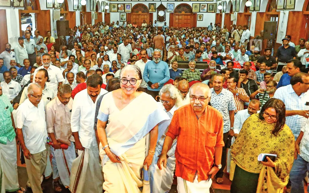 പോർച്ചുഗലിലെ ബ്രാഗായിൽ നടന്ന യുനെസ്കോ സർഗാത്മക സമ്മേളനത്തിൽ സാഹിത്യനഗരമായ കോഴിക്കോടിനെ പ്രതിനിധാനംചെയ്ത് തിരിച്ചെത്തിയ മേയർ ബീനാ ഫിലിപ്പിനെ ടൗൺഹാളിൽ പൗരാവലി നൽകിയ സ്വീകരണച്ചടങ്ങിലേക്ക് ആനയിക്കുന്നു. കെ. പാപ്പൂട്ടി. യു.കെ. കുമാരൻ. സുഭാഷ് ചന്ദ്രൻ. പി.കെ. ഗോപി. എ. പ്രദീപ് കുമാർ. ആർട്ടിസ്റ്റ് മദനൻ, കെ.യു. ബിനി. എം. ഫിറോസ് ഖാൻ തുടങ്ങിയവർ സമീപം | ഫോട്ടോ: പി. കൃഷ്ണപ്രദീപ്