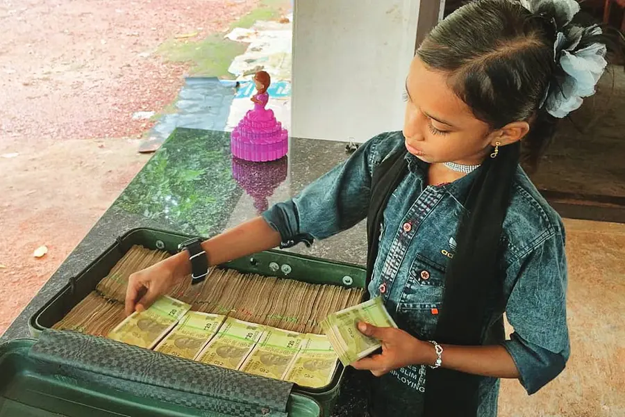 ഇരുപത് രൂപ നോട്ടുകള്‍ ശേഖരിക്കുന്നത് ഹോബി, ലക്ഷാധിപതിയായി ഫാത്തിമ നഷ്വ