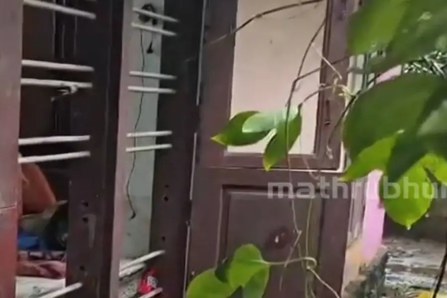 തൃശ്ശൂരില് വീടിന്റെ ജനല് തകര്ത്ത് മോഷണം; കവര്ന്നത് 35 പവന്റെ സ്വര്ണാഭരണങ്ങള്